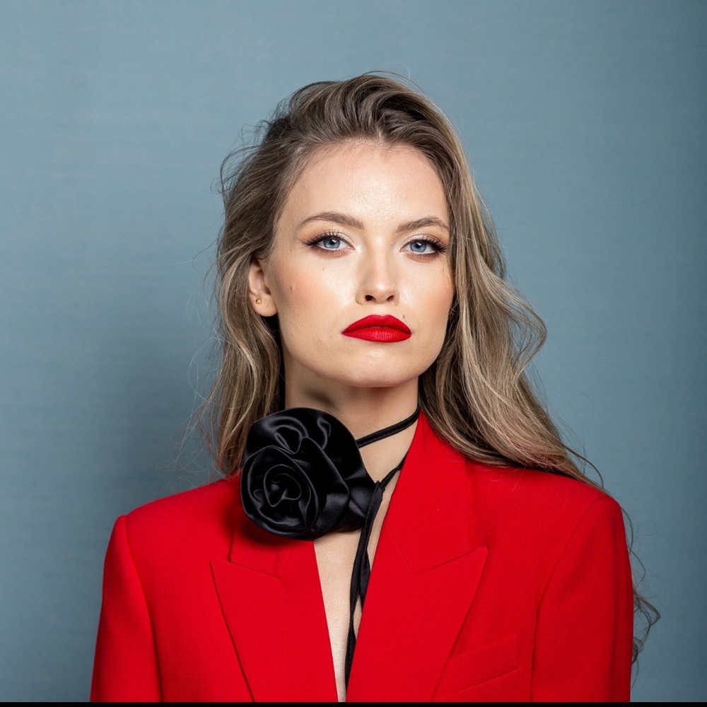 Black flower necklace choker